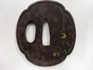 鉄地　金象嵌　梅図　鍔